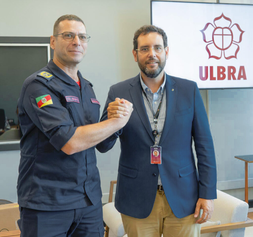 Ruy Irigaray ao lado de oficial do Corpo de Bombeiros Militar do RS em visita institucional à ULBRA