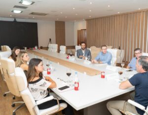 Ruy Irigaray reúne Marcelo Matias, presidente do Sindicato Médico do RS, e estudantes do CAMU em encontro na ULBRA para fortalecer a formação médica