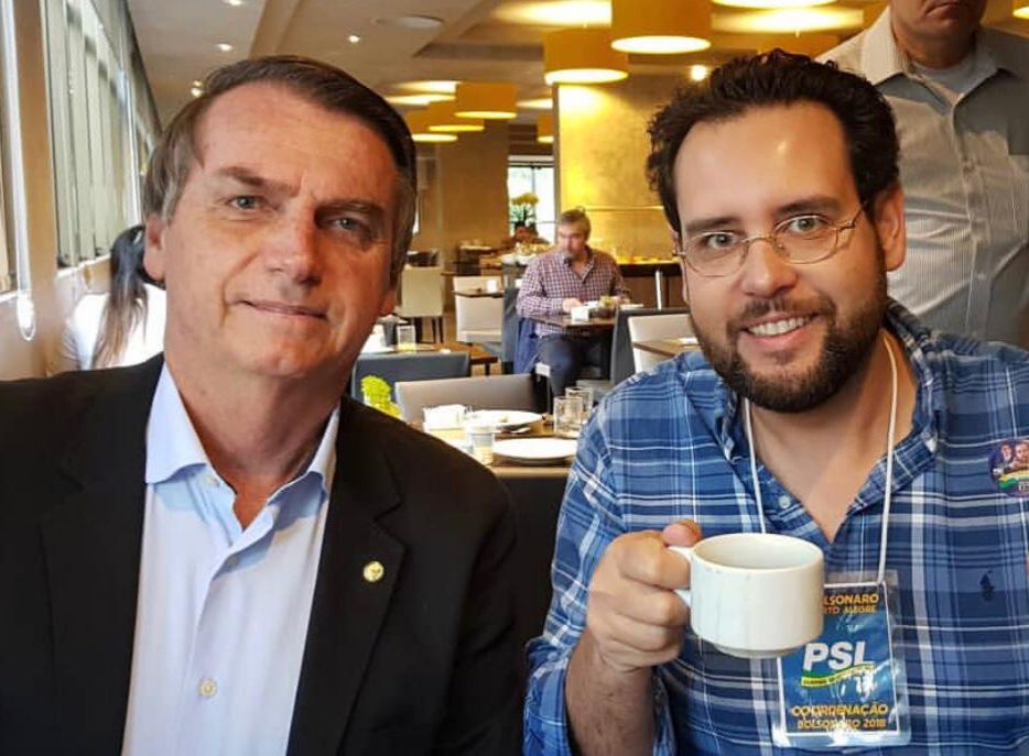 Participação em momentos decisivos da política brasileira e forte votação no Rio Grande do Sul marcam a trajetória de Ruy Irigaray. Ao longo de sua atuação pública, Ruy Irigaray construiu uma trajetória política associada à defesa da liberdade e ao desenvolvimento econômico. Sua participação em momentos estratégicos da política nacional contribuiu para consolidar seu posicionamento no cenário brasileiro. Com proximidade de lideranças como Jair Bolsonaro, além de interlocução com Flávio Bolsonaro e Eduardo Bolsonaro, Irigaray esteve presente em decisões relevantes e articulações políticas de alcance nacional. Entre os principais marcos de sua trajetória está a coordenação da primeira campanha vitoriosa à Presidência da República de Jair Bolsonaro, além da contribuição para a estruturação do marketing digital político no Brasil. “Minha caminhada política sempre foi guiada pela confiança no povo brasileiro e pelo compromisso com a liberdade”, afirma. No âmbito estadual, destaca-se como um dos deputados estaduais mais votados da história do Rio Grande do Sul, mantendo atuação voltada ao crescimento econômico, à ampliação de oportunidades e ao fortalecimento da presença do Estado no cenário nacional e internacional. A trajetória de Irigaray reúne experiência estratégica, articulação política e posicionamento consistente, elementos que seguem orientando sua atuação pública.