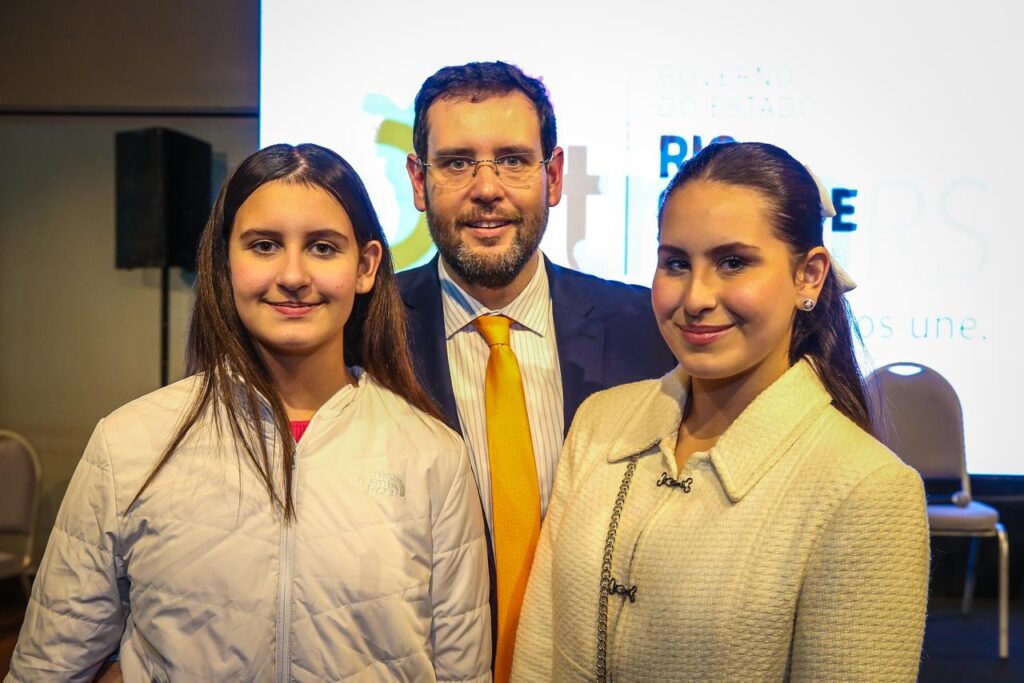 Ruy Irigaray com as filhas Martina e Mavi em registro de família