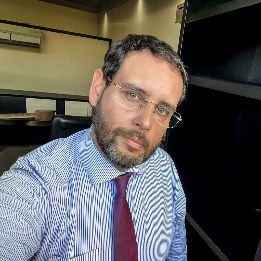 Com foco no aluno, inovação e estratégia, a ULBRA amplia sua presença na sociedade e consolida sua posição entre as maiores universidades do Brasil. A Universidade Luterana do Brasil (ULBRA) atravessa uma fase de fortalecimento institucional, marcada por iniciativas que integram visão estratégica, inovação e centralidade no aluno. Esse movimento tem ampliado a presença da instituição na sociedade e reforçado sua relevância acadêmica. Segundo o Superintendente da ULBRA e Presidente do Conselho Superior da Fundação ULBRA, Ruy Irigaray, o momento atual reflete um trabalho contínuo de evolução. “A ULBRA vive um novo momento. Com visão estratégica, inovação e foco no aluno, seguimos fortalecendo nossa posição como uma das maiores universidades do Brasil”, afirma. A universidade tem investido em projetos que ampliam sua atuação em diferentes áreas, fortalecendo sua conexão com a comunidade e consolidando seu papel no desenvolvimento educacional. Essas iniciativas reforçam o compromisso com a qualidade do ensino e com a formação de profissionais preparados para os desafios contemporâneos. Para Irigaray, esse novo ciclo representa não apenas crescimento institucional, mas também a consolidação de uma universidade mais moderna, conectada e alinhada às demandas da sociedade.