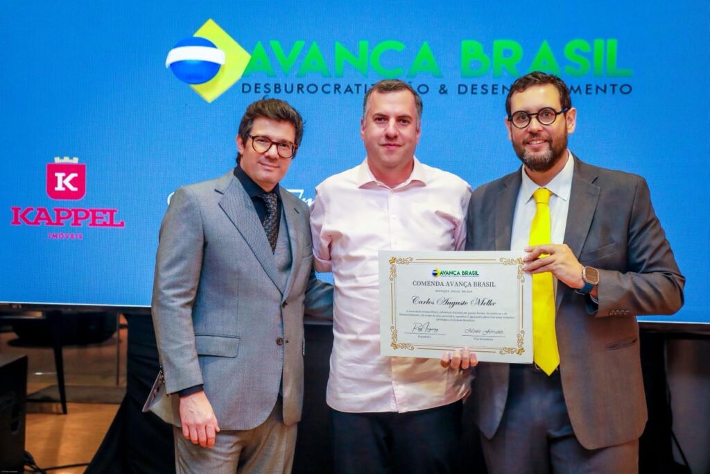 Ruy Irigaray em evento da Associação Avança Brasil com entrega de comenda, reforçando parcerias e desenvolvimento
