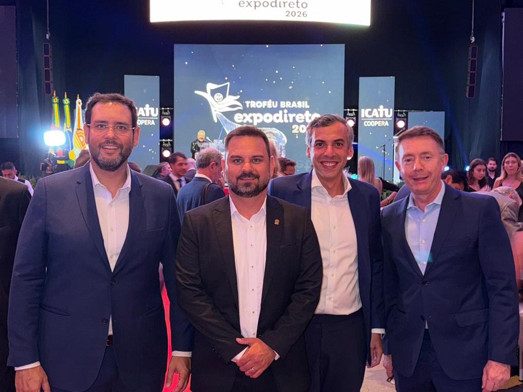 Ruy Irigaray na Expodireto Cotrijal ao lado de lideranças reforçando papel da ULBRA